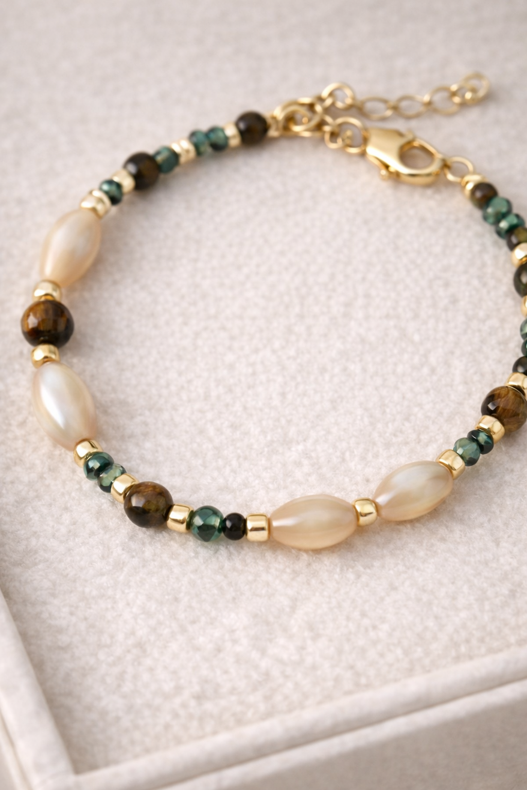 Bluméa Shell & Tiger’s Eye Gemstone Bracelet Green Stone & Gold-Plated Elegant Jewelry