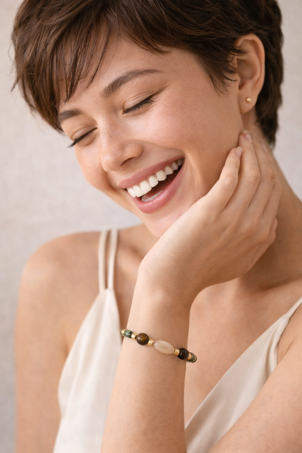 Bluméa Shell & Tiger’s Eye Gemstone Bracelet Green Stone & Gold-Plated Elegant Jewelry