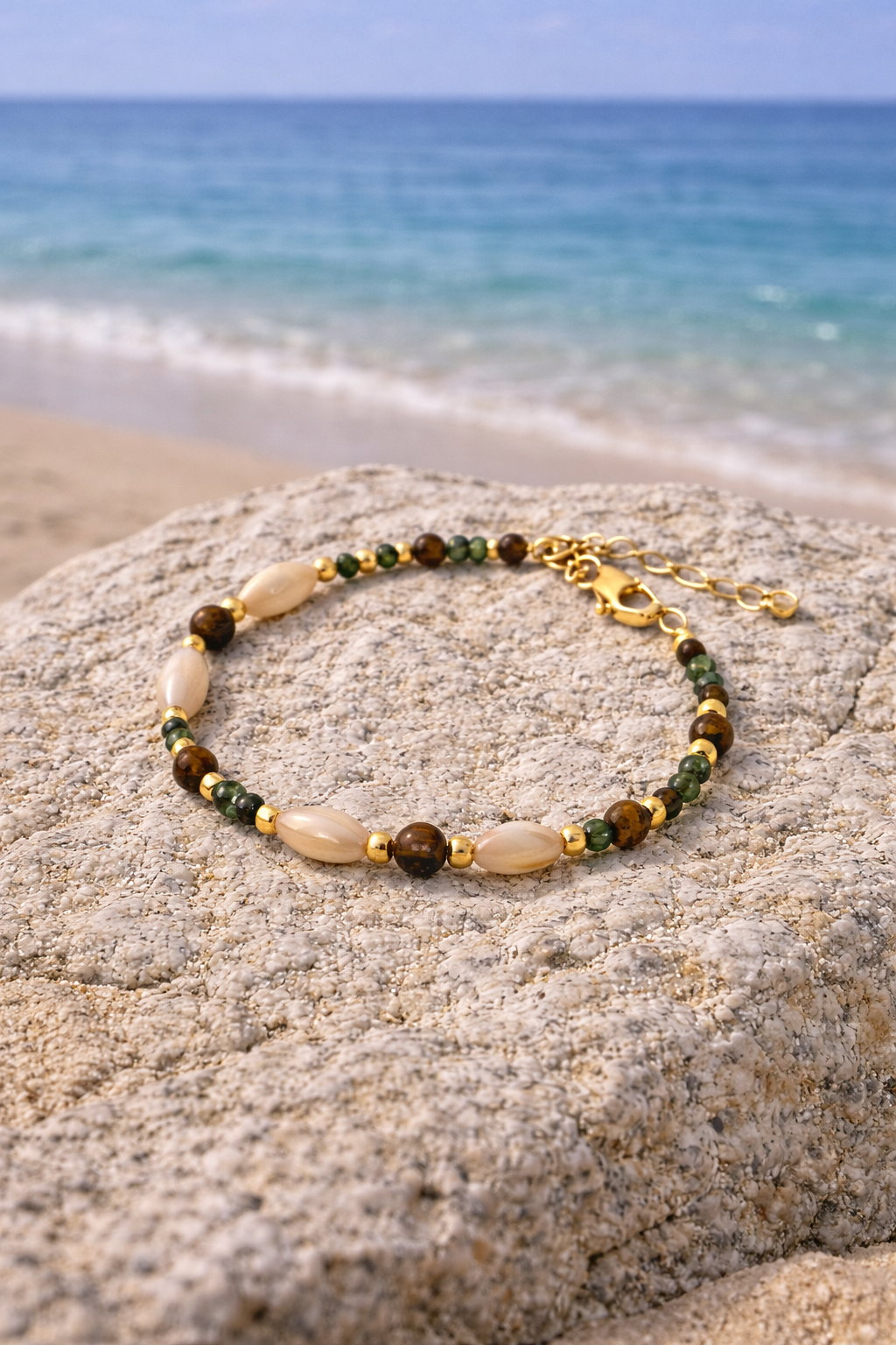 Bluméa Shell & Tiger’s Eye Gemstone Bracelet Green Stone & Gold-Plated Elegant Jewelry