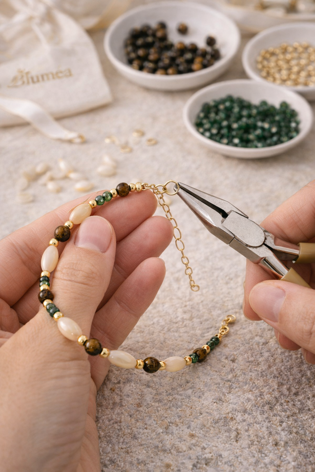 Bluméa Shell & Tiger’s Eye Gemstone Bracelet Green Stone & Gold-Plated Elegant Jewelry